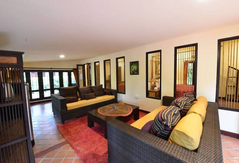 호텔 Baan Nam Ping Riverside Homestay