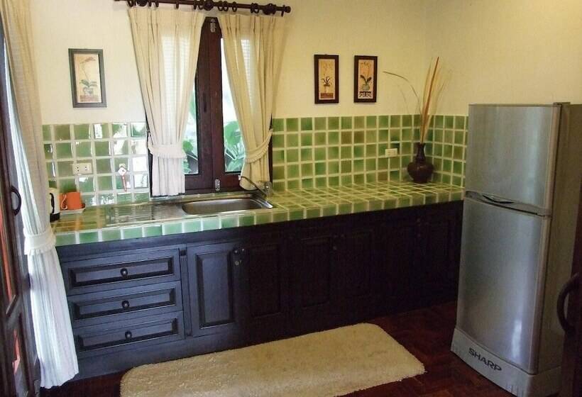 호텔 Baan Nam Ping Riverside Homestay