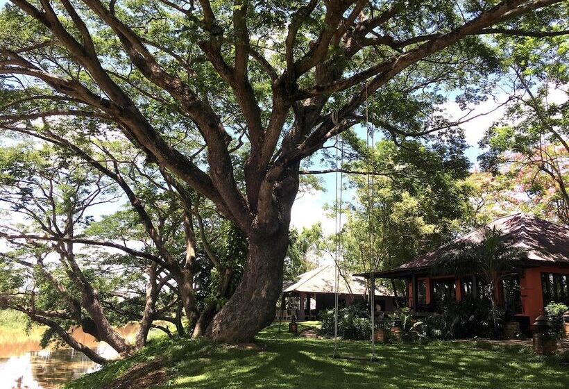 호텔 Baan Nam Ping Riverside Homestay