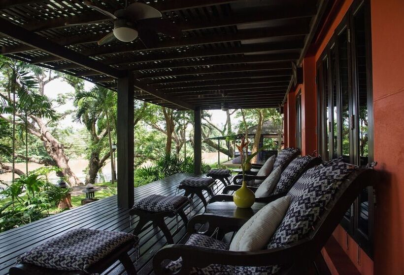 호텔 Baan Nam Ping Riverside Homestay