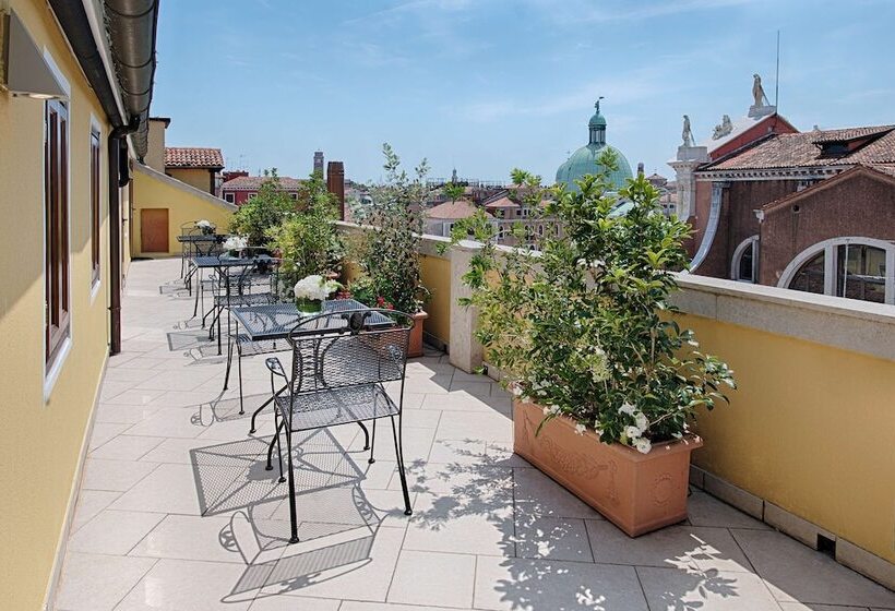 هتل NH Venezia Santa Lucia