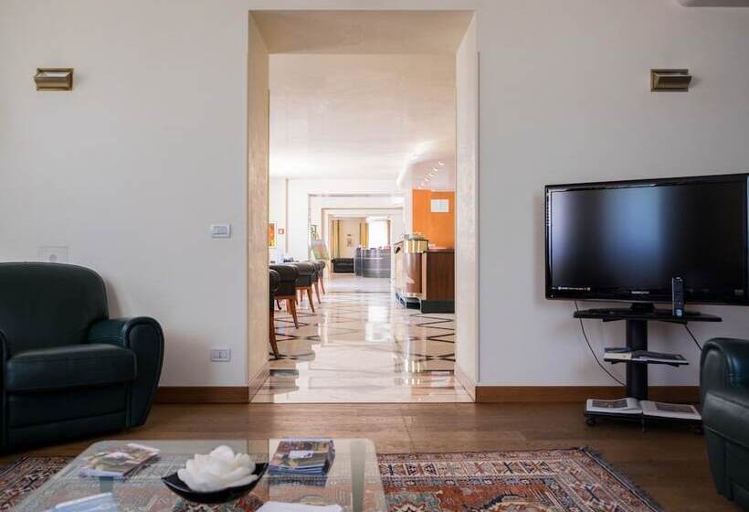 Phi Hotel Astoria
