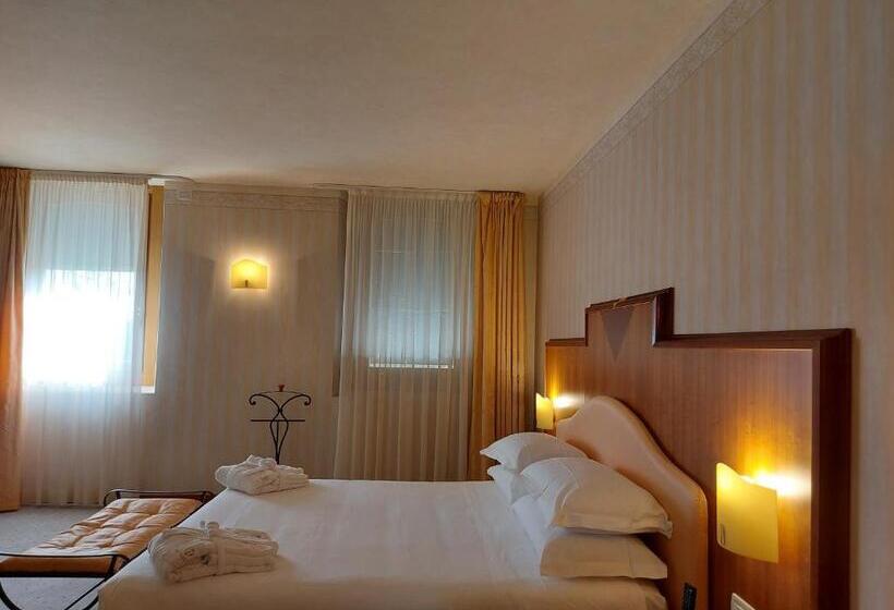 Phi Hotel Astoria