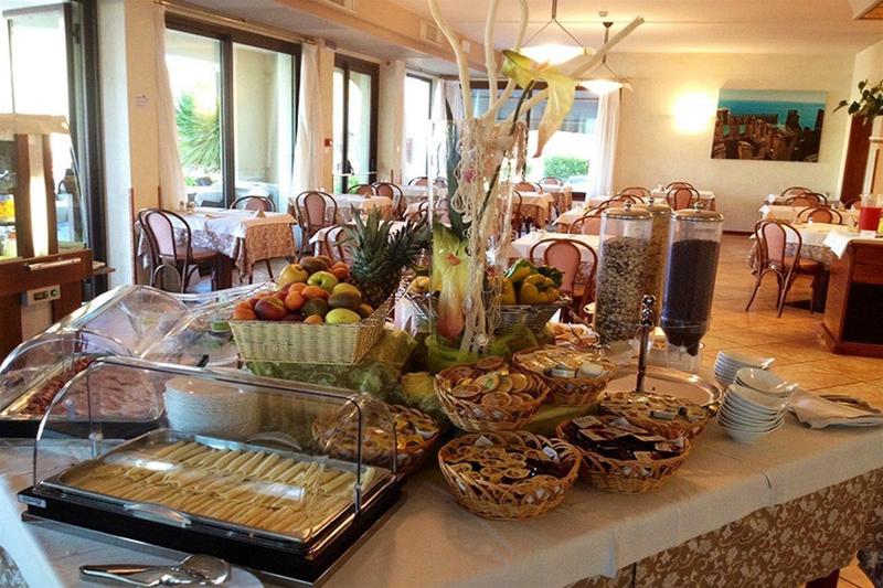 Отель Porto Azzurro