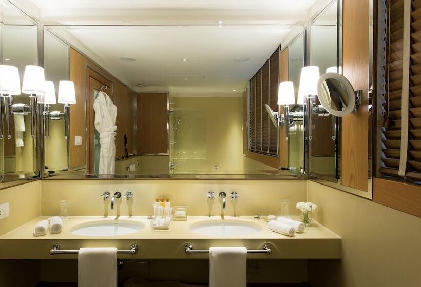 هتل Portrait Firenze  Lungarno Collection