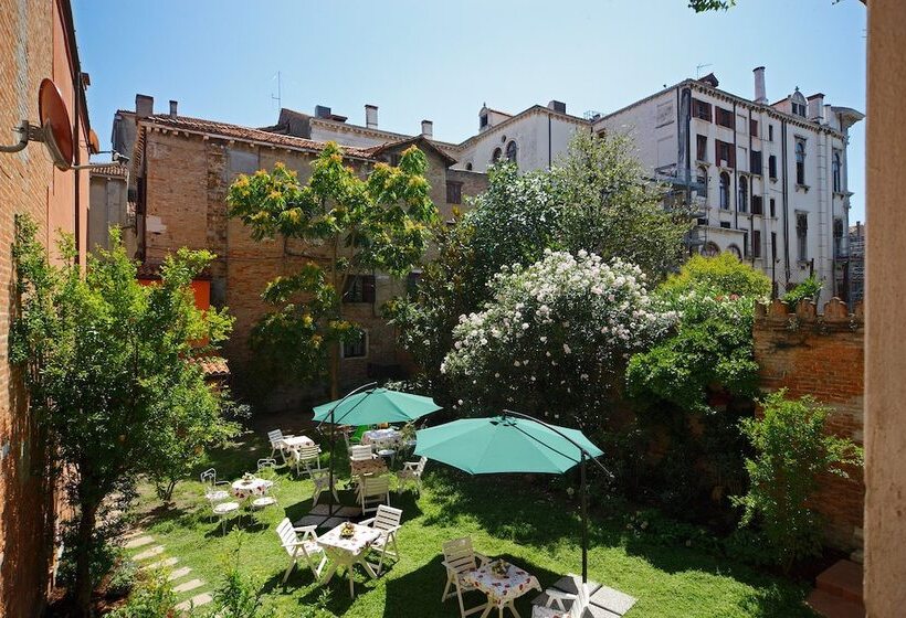 تختخواب و صبحانه Casa Del Melograno