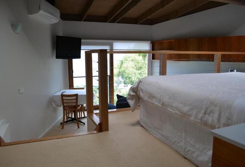 Chris S Beacon Point Restaurant & Villas