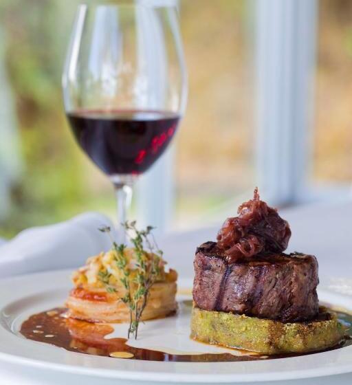 Chris S Beacon Point Restaurant & Villas