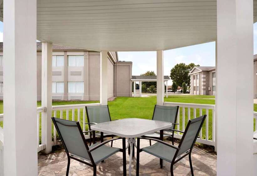 هتل Baymont By Wyndham Des Moines North