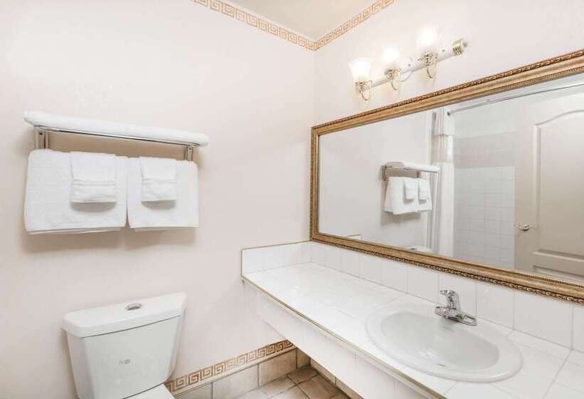 هتل Baymont By Wyndham Des Moines North