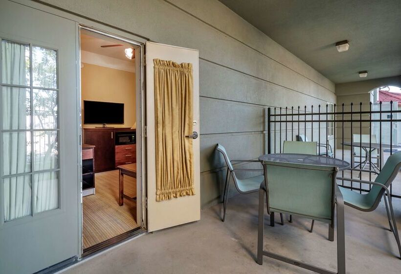 هتل Best Western Plus Monica Royale Inn & Suites