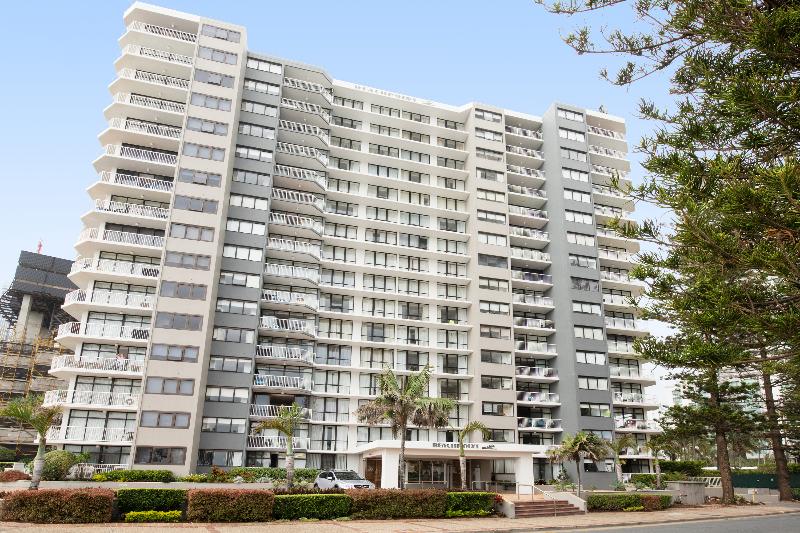 Отель Breakfree Beachpoint