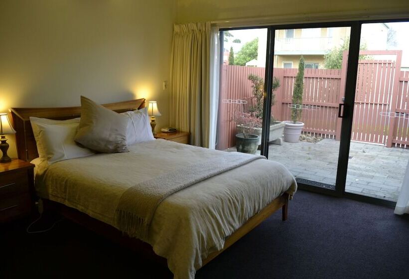 Отель Captain S At The Bay