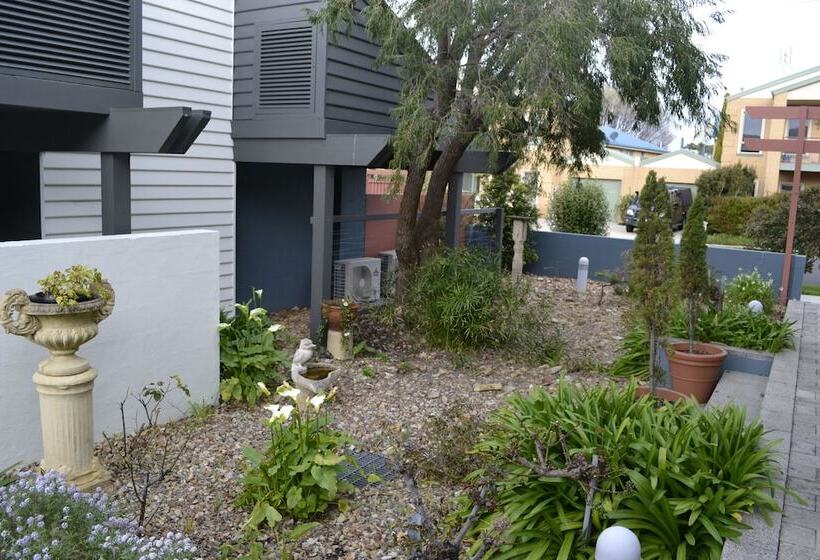 Отель Captain S At The Bay