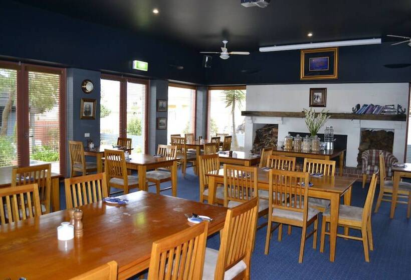 Отель Captain S At The Bay