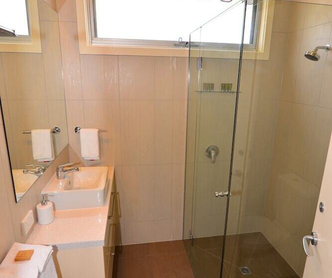 Отель Captain S At The Bay