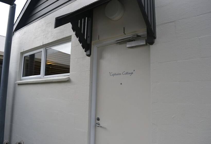 Отель Captain S At The Bay