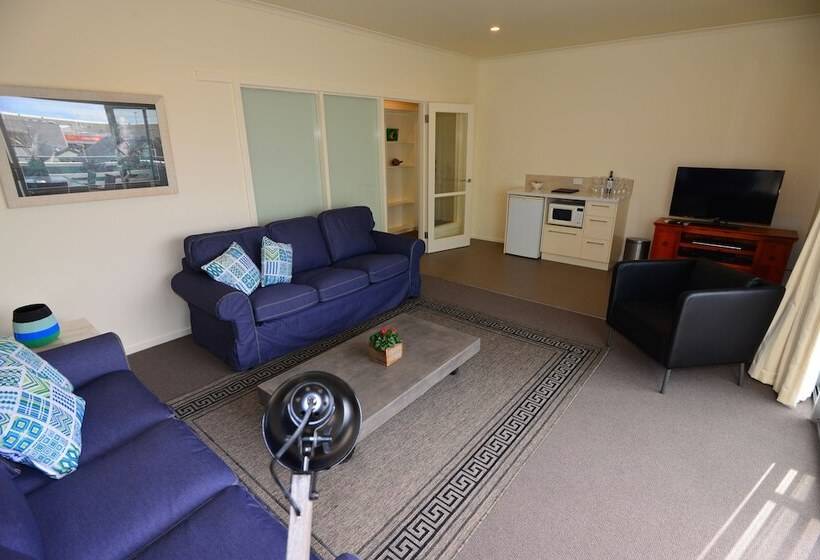 Отель Captain S At The Bay