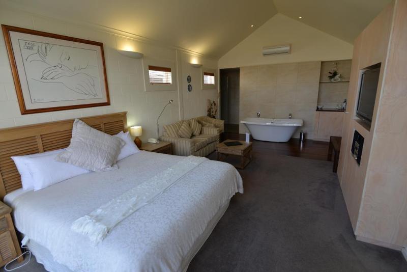 Отель Captain S At The Bay