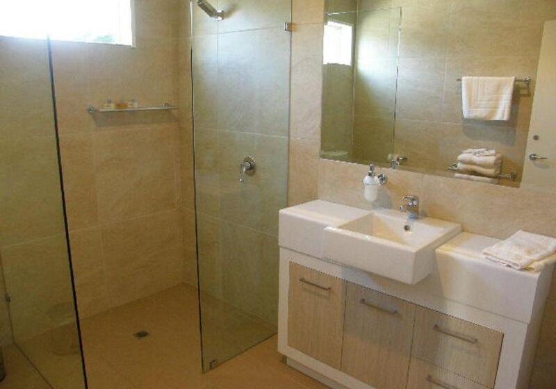 Отель Captain S At The Bay