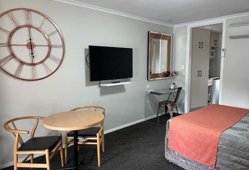 בית מלון כפרי Cattlemans Country Motor Inn & Serviced Apartments