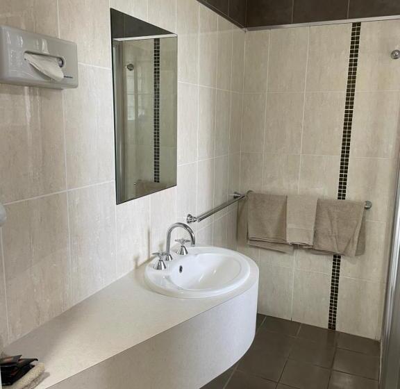 هتل Cattlemans Country Motor Inn & Serviced Apartments