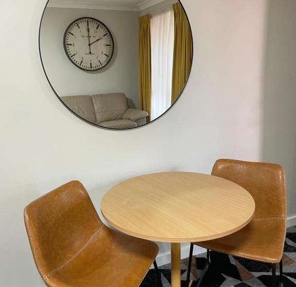 בית מלון כפרי Cattlemans Country Motor Inn & Serviced Apartments