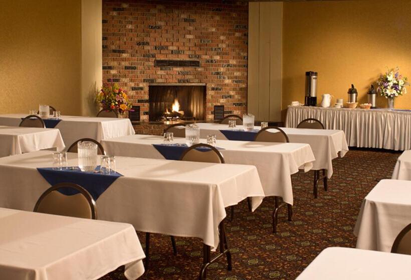 فندق Coast Inn At Lake Hood