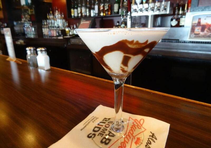 فندق Coast Inn At Lake Hood