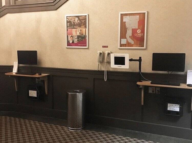 فندق Coast Inn At Lake Hood