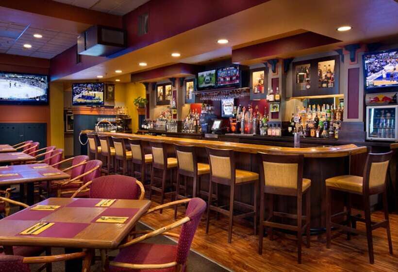 فندق Coast Inn At Lake Hood