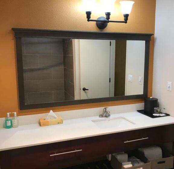 فندق Coast Inn At Lake Hood