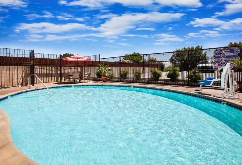 酒店 Days Inn & Suites By Wyndham Antioch