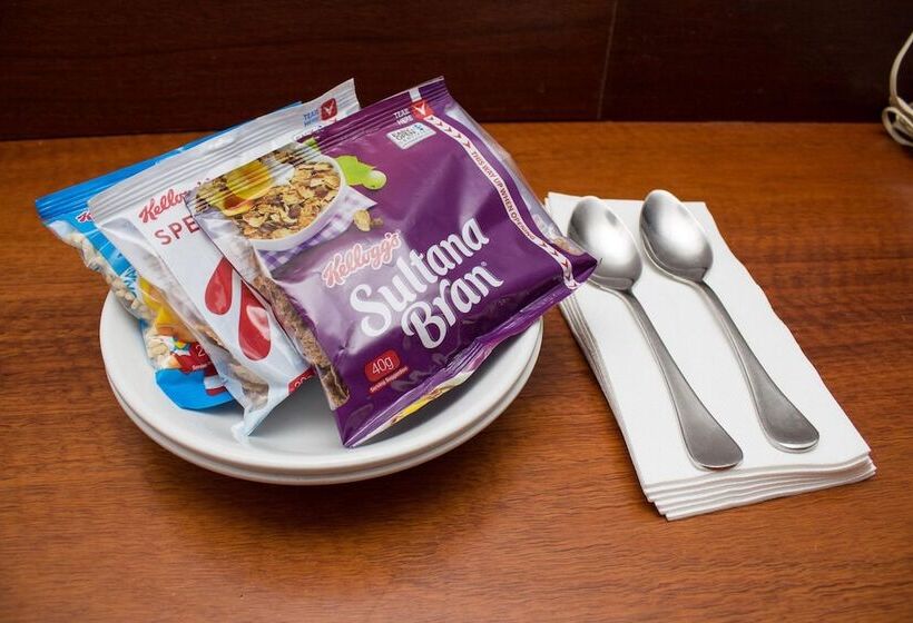 Highlander Hotel Bar Kitchen Rooftop