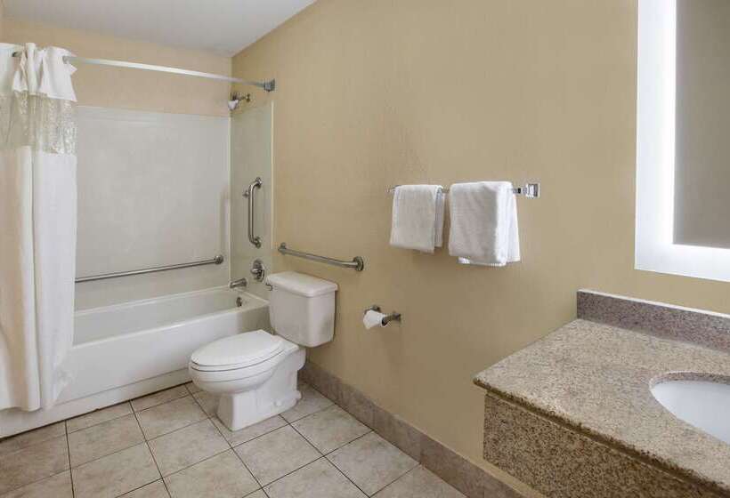 فندق Howard Johnson By Wyndham Romulus Detroit Metro Airport