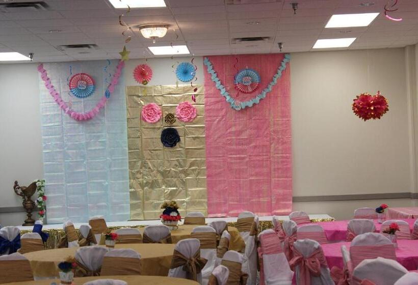 هتل La Quinta Inn By Wyndham Davenport & Conference Center