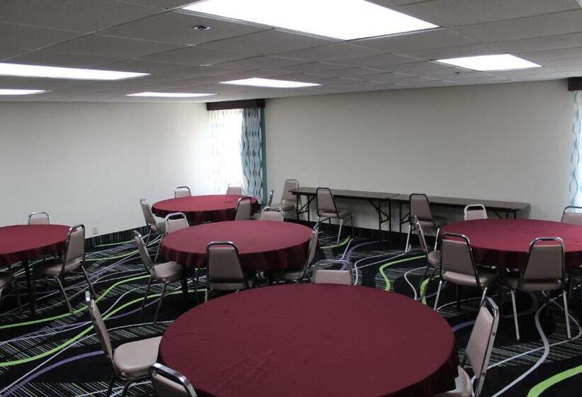 هتل La Quinta Inn By Wyndham Davenport & Conference Center