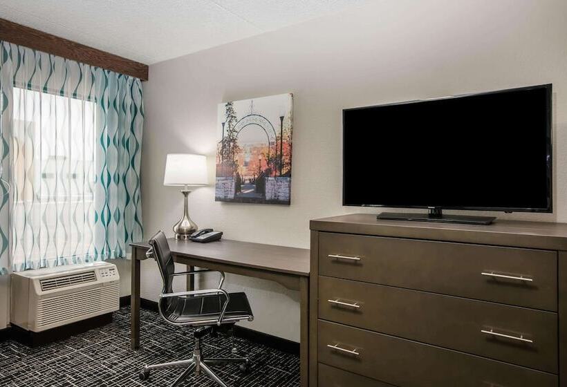 هتل La Quinta Inn By Wyndham Davenport & Conference Center