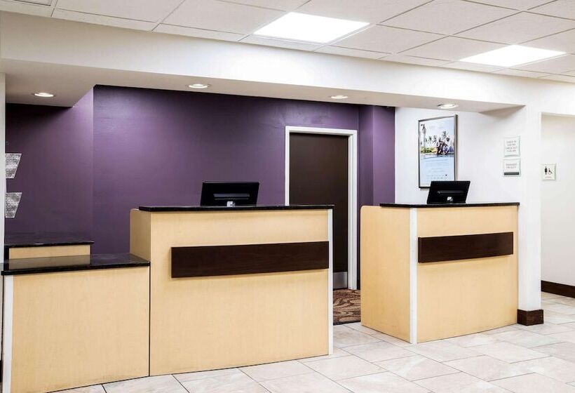 هتل La Quinta Inn By Wyndham Davenport & Conference Center