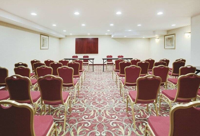 فندق La Quinta Inn By Wyndham Queens