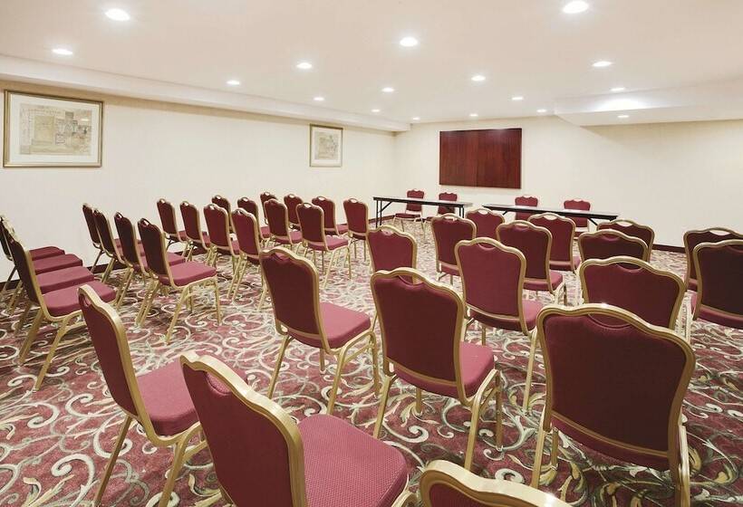 فندق La Quinta Inn By Wyndham Queens