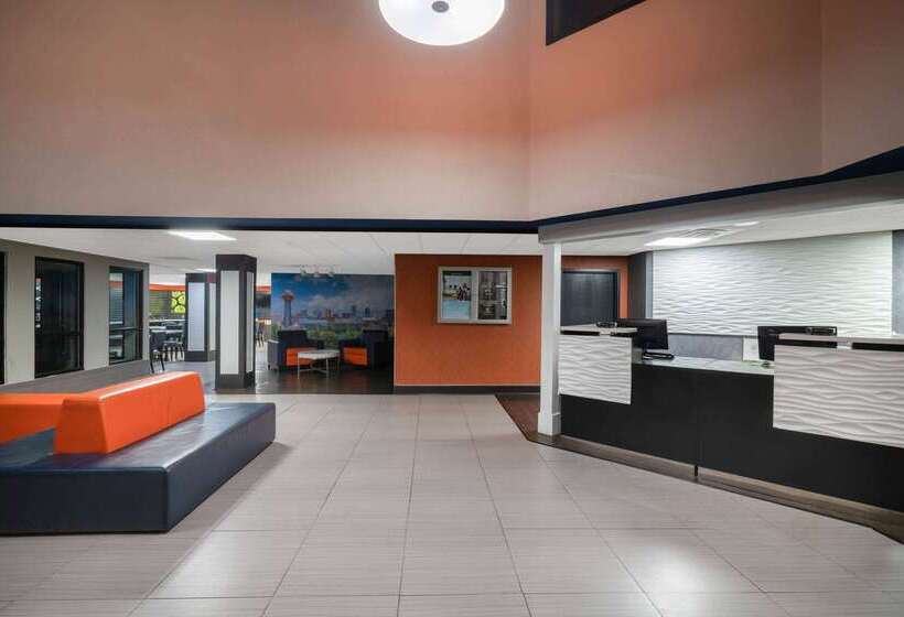 هتل La Quinta By Wyndham Knoxville East