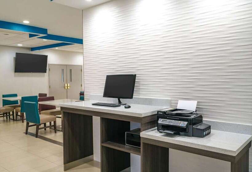 בית מלון כפרי La Quinta By Wyndham Latham Albany Airport