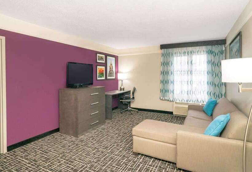هتل La Quinta By Wyndham Latham Albany Airport