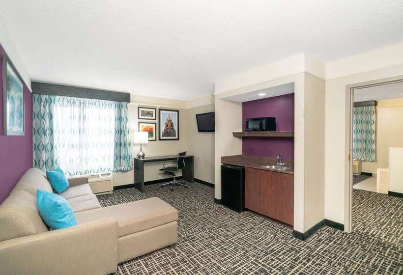 هتل La Quinta By Wyndham Latham Albany Airport