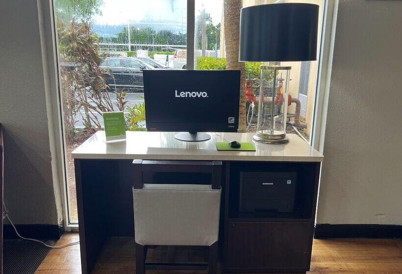 فندق La Quinta By Wyndham Miami Lakes