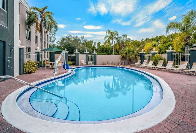 فندق La Quinta By Wyndham Naples Downtown
