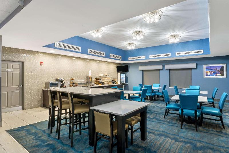 هتل La Quinta By Wyndham Phoenix I 10 West