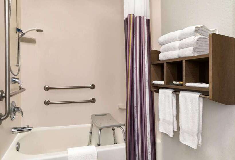 Отель La Quinta Inn And Suites By Wyndham At Watiki Waterpark