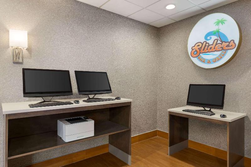 Отель La Quinta Inn And Suites By Wyndham At Watiki Waterpark